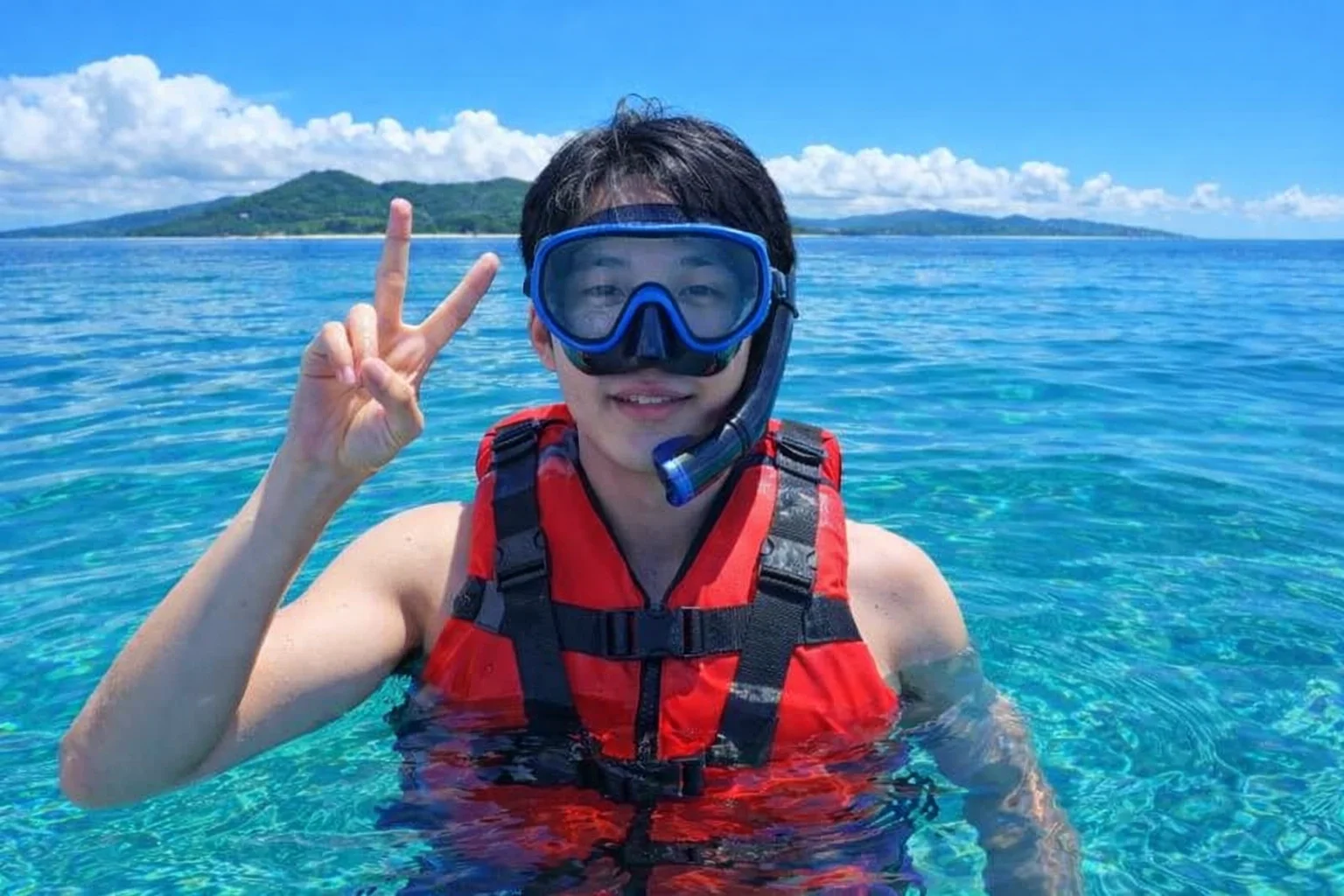 透明な海で楽しむ